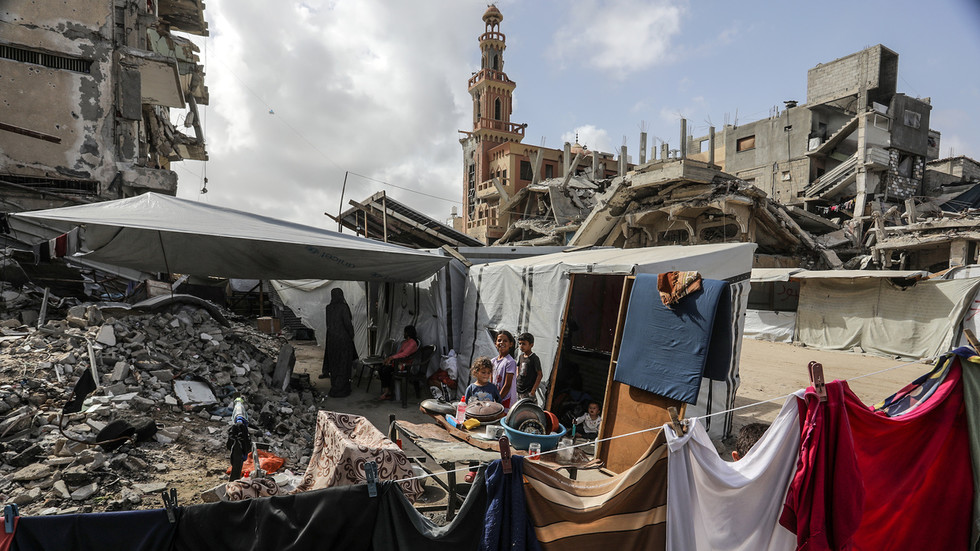 Izrael plánuje presťahovať obyvateľov Gazy do jedného „humanitárneho mesta“, vyhlásil minister obrany