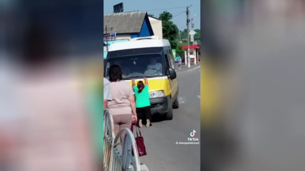 Matka zomrela pri snahe zachrániť syna pred odvodnými dôstojníkmi na Ukrajine – médiá (VIDEO) Matka zomrela pri snahe zachrániť syna pred odvodnými dôstojníkmi na Ukrajine – médiá (VIDEO)