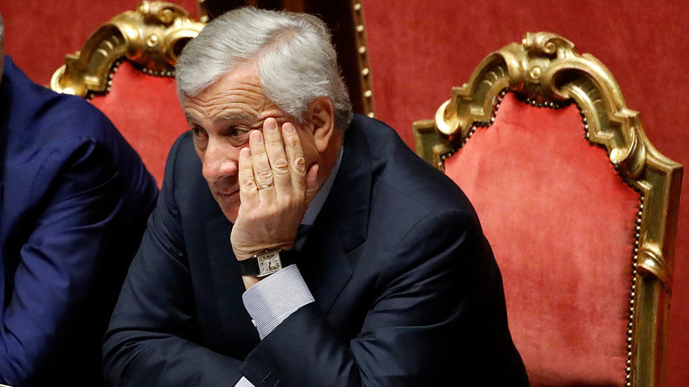 Vysoký diplomat EÚ obviňuje globálne krízy za neskoré príchody do parlamentu