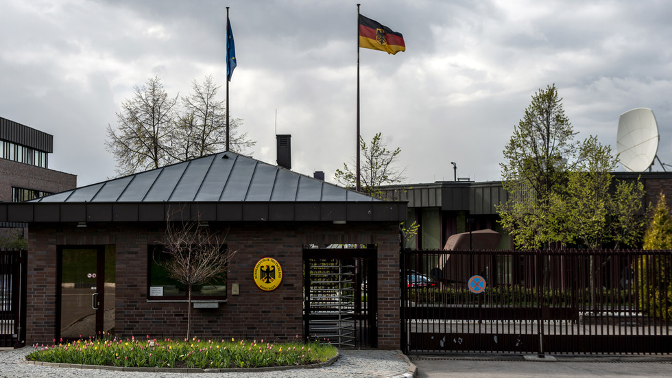 Nemecké veľvyslanectvo sa ospravedlnilo za skreslenie sovietskej vlajky (FOTO)