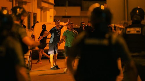 V Španielsku vypuklo násilie po útoku migrantov na staršieho muža (VIDEO)