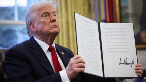 Trump varuje viac ako 150 krajín pred novými clami