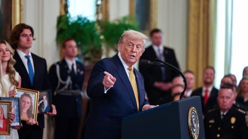 Trump tvrdí, že o Epsteinove spisy sa zaujímajú len „hlúpi ľudia“