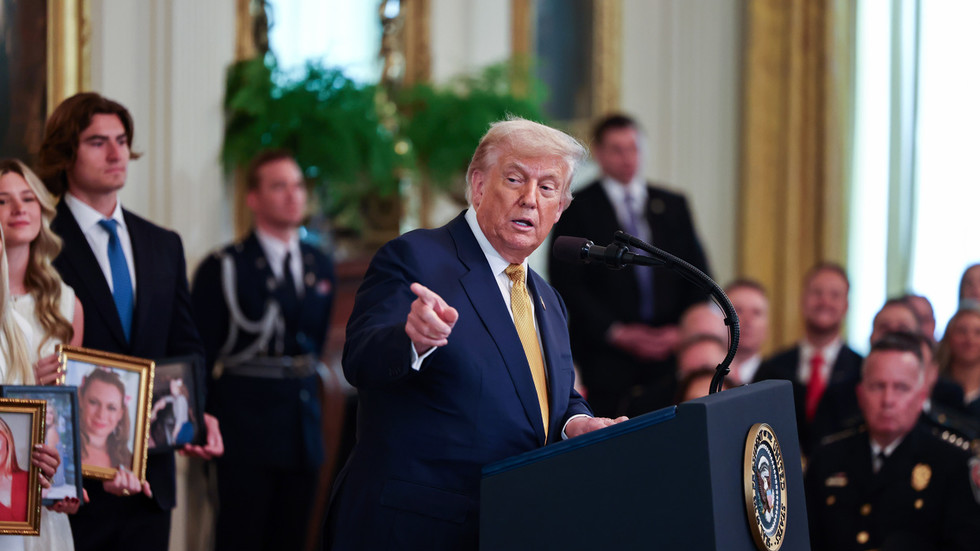 Trump tvrdí, že o Epsteinove spisy sa zaujímajú len „hlúpi ľudia“