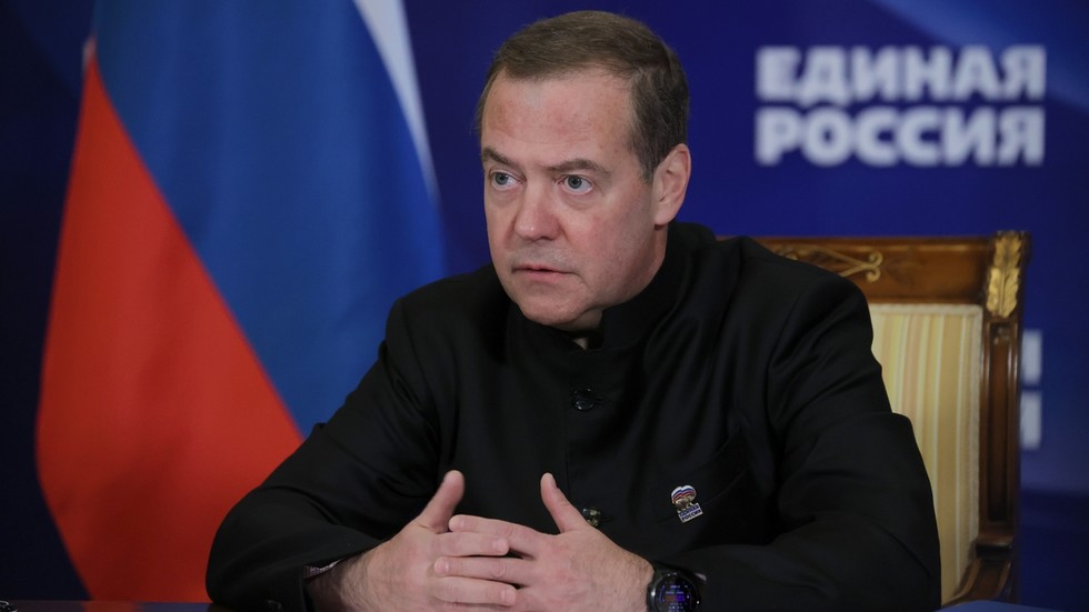 Medvedev tvrdí, že medzi Ukrajinou a nacistickým Nemeckom je zjavná podobnosť.