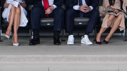 Biely dom vysvetľuje Trumpove opuchnuté členky a pomliaždené ruky
