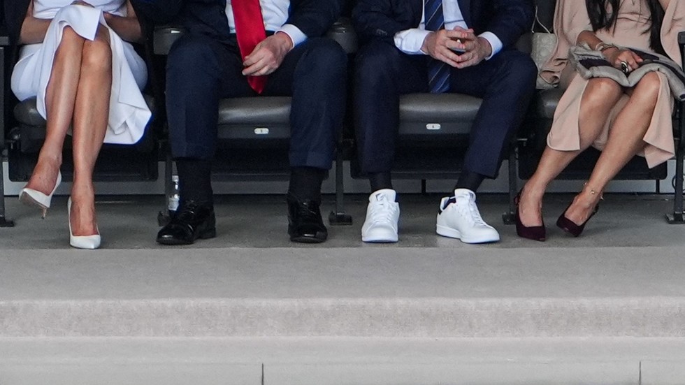 Biely dom vysvetľuje Trumpove opuchnuté členky a pomliaždené ruky