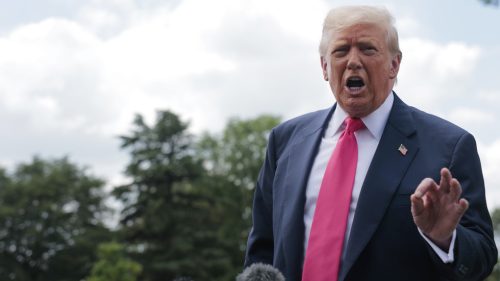 Trump sprísňuje postoj v obchodných rokovaniach s EÚ – FT