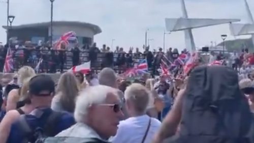 Desiatky ľudí sa zhromaždili na pobreží Spojeného kráľovstva na protest proti migrácii (VIDEÁ)