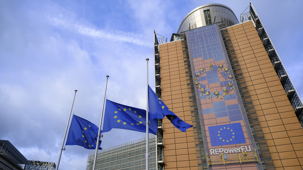 EÚ je pripravená „zmieriť sa“ s nerovnou dohodou s Trumpom – Bloomberg