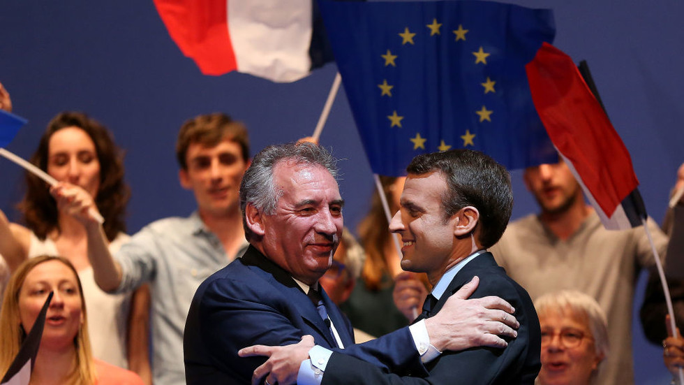 Macronova popularita klesla na rekordné minimum