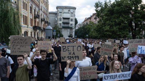 „Autoritársky“ Zelenského krok vyvolal protesty (VIDEÁ)