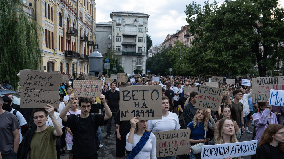 „Autoritársky“ Zelenského krok vyvolal protesty (VIDEÁ) „Autoritársky“ Zelenského krok vyvolal protesty (VIDEÁ)