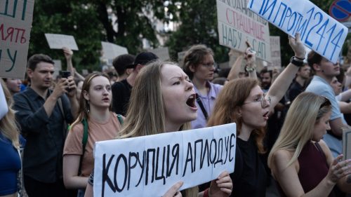 Protestujúci v Kyjeve skandujú „Zelensky je diabol“ (VIDEO)