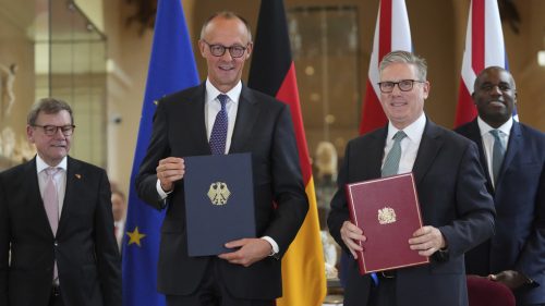 Dvaja plešatí muži sa hádajú o hrebeň: „Aliancia“ Spojeného kráľovstva a Nemecka
