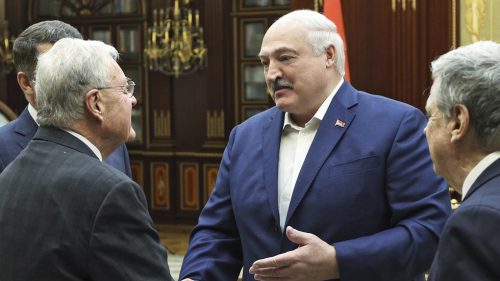 Trumpov úradník odhalil, že počas rokovaní v Minsku pil vodku.