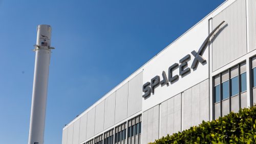 Trump hľadá alternatívu k Muskovmu SpaceX – Reuters