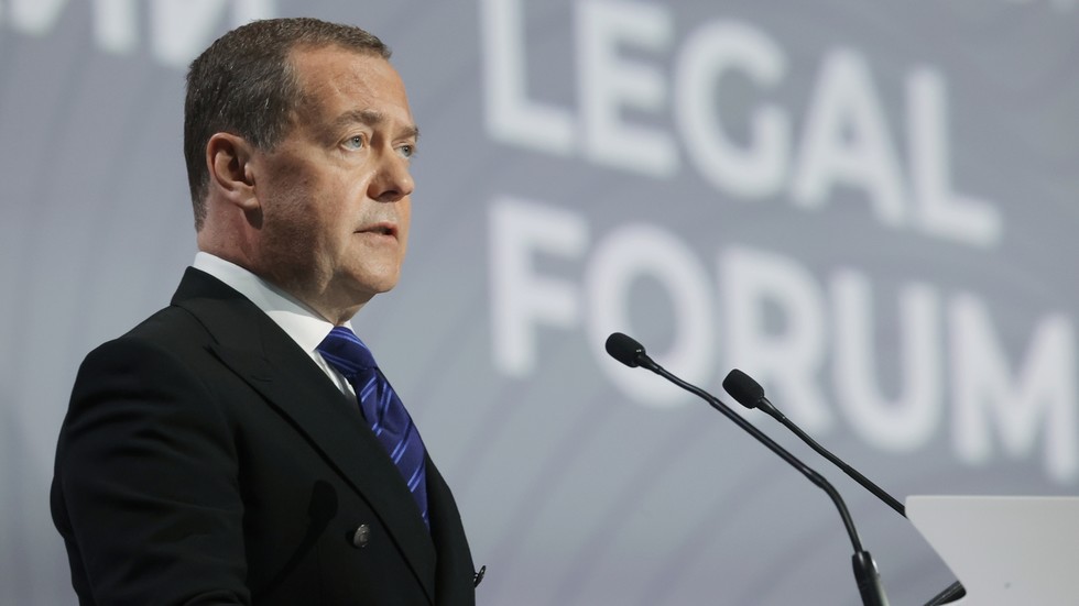 Medvedev: Trump v rozhovoroch s EÚ „vytrel podlahu“ Medvedev: Trump v rozhovoroch s EÚ „vytrel podlahu“