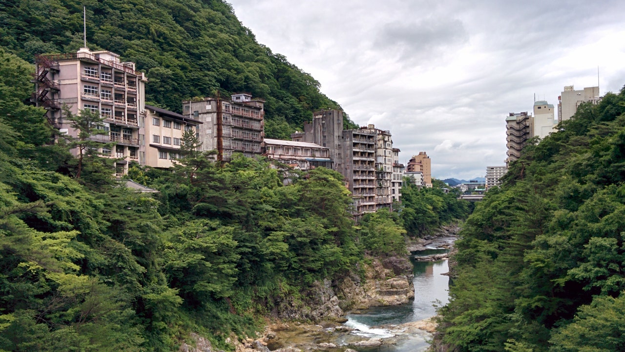 Strašidelné japonské mesto duchov zamrznuté v čase vrhá svetlo na búrlivú ekonomickú minulosť krajiny