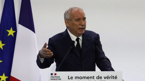 Francúzsky premiér kritizuje „podriadenie sa“ EÚ USA v obchodnej dohode