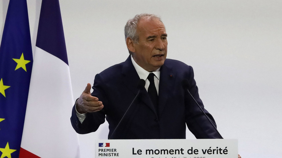 Francúzsky premiér kritizuje „podriadenie sa“ EÚ USA v obchodnej dohode Francúzsky premiér kritizuje „podriadenie sa“ EÚ USA v obchodnej dohode