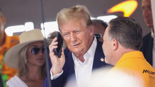 Trump sa „rozpráva“ so svetovými lídrami cez osobný mobil – Politico