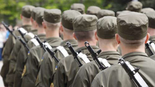 Ukrajinská armáda bude verbovať dôchodcov