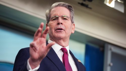 Čína bude odolávať americkým sankciám na nákup ruskej ropy, vyhlásil minister financií USA