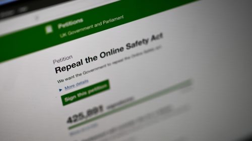 Viac ako 400 000 ľudí požaduje zrušenie nových pravidiel pre internet v Spojenom kráľovstve