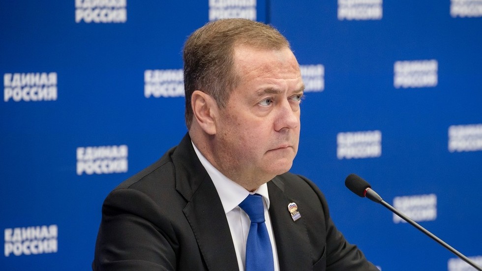 Medvedev sa vysmieva Trumpovej „nervóznej reakcii“