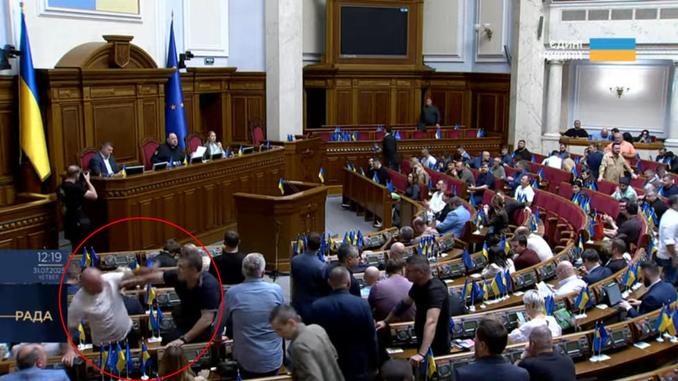 POZRITE SI bitku v ukrajinskom parlamente