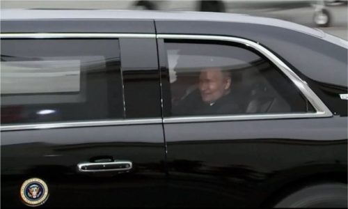 Putin a Trump sa spoločnou prezidentskou limuzínou odvezú na miesto summitu na Aljaške
