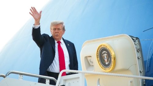 Trump a Putin pricestovali na Aljašku kvôli diplomatickému stretnutiu s „vysokými stávkami“