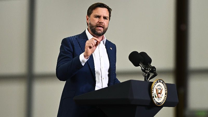 Vance tlačí na Britániu, aby sa vzdala právomocí špehovať iPhone