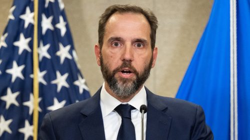 Bývalého Trumpovho prokurátora Jacka Smitha vyšetruje vládny dozorný orgán Úrad špeciálneho prokurátora.