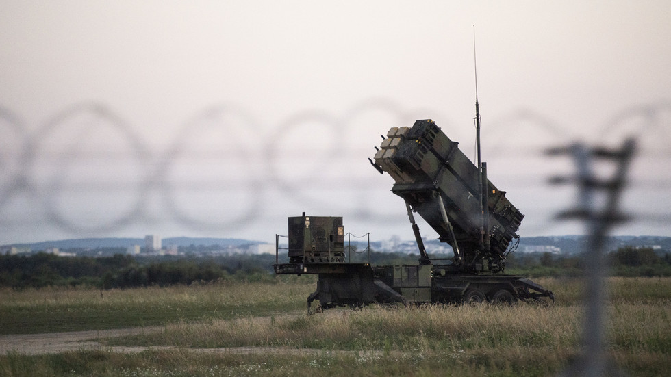 EÚ bude čakať roky s doplnením tankov Patriot vyslaných na Ukrajinu, tvrdí admirál NATO