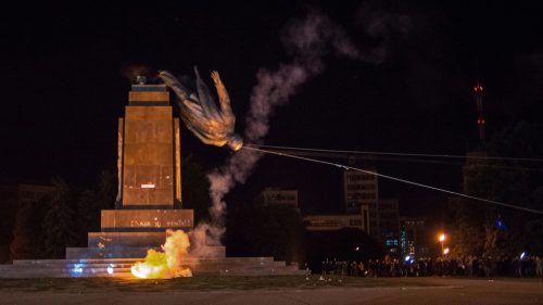 Na Ukrajine zbúrali posledný Leninov pamätník (FOTO)