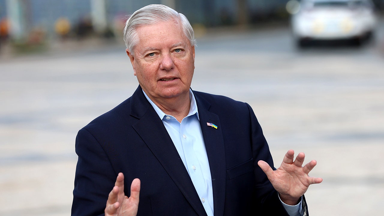 Trump naďalej podporuje znovuzvolenie senátora Lindsey Grahama aj počas telefonátu na podujatí republikánov.