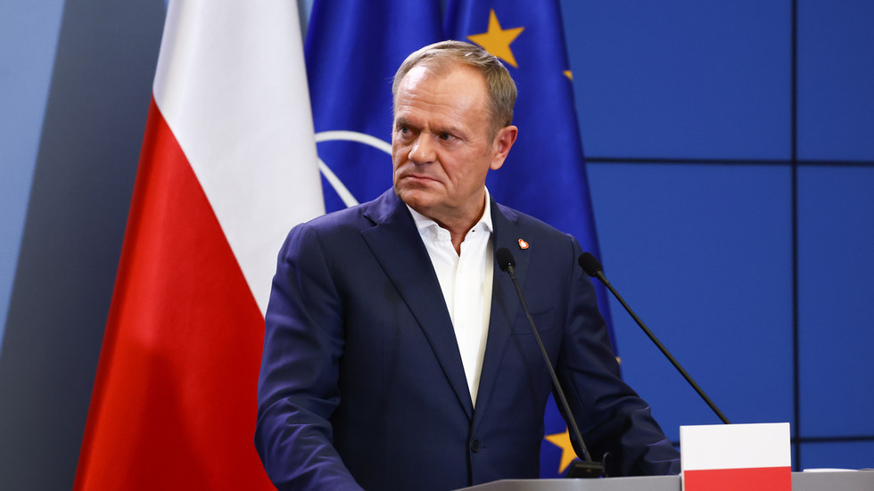 Poľský premiér kritizuje „miestnych idiotov“ po škandále s neonacistickou vlajkou