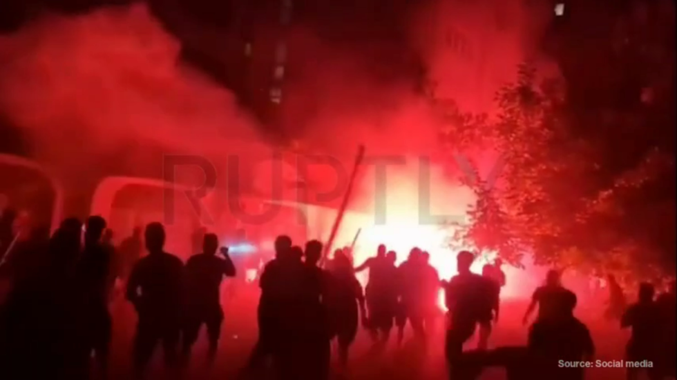 Na celoštátnych protestoch v Srbsku vypuklo násilie (VIDEÁ)