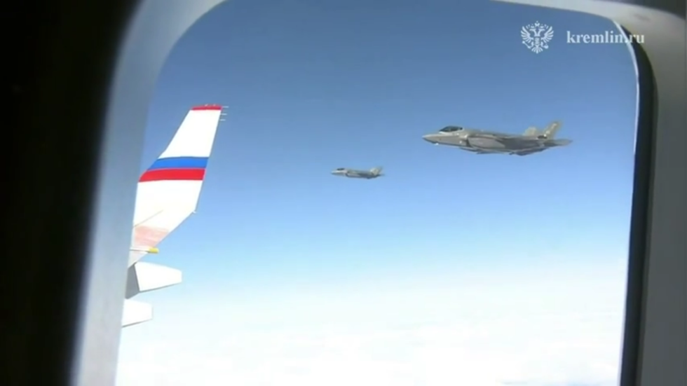 POZRITE SI, ako americké stíhačky F-22 sprevádzajú Putinovo lietadlo POZRITE SI, ako americké stíhačky F-22 sprevádzajú Putinovo lietadlo