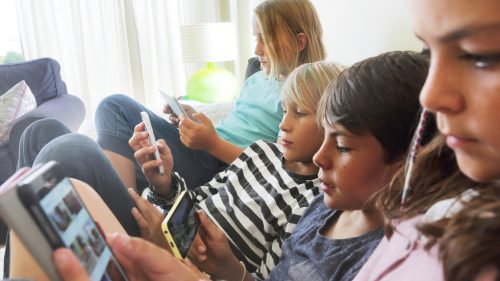 Meta čelí vyšetrovaniu kvôli flirtovaniu umelej inteligencie s deťmi