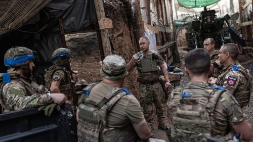Ukrajinská armáda by nemala čeliť žiadnym obmedzeniam veľkosti, tvrdí Macron