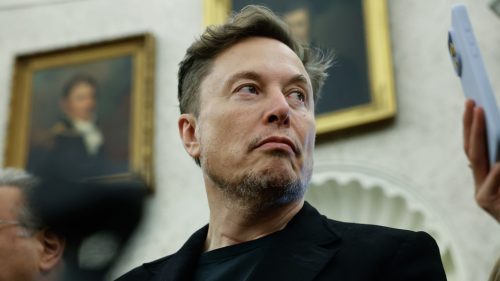Musk kritizuje tvrdenie WSJ, že sa vzdal svojich politických straníckych plánov.