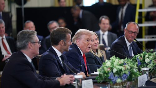 Trump dominoval a ponižoval EÚ. Verejne