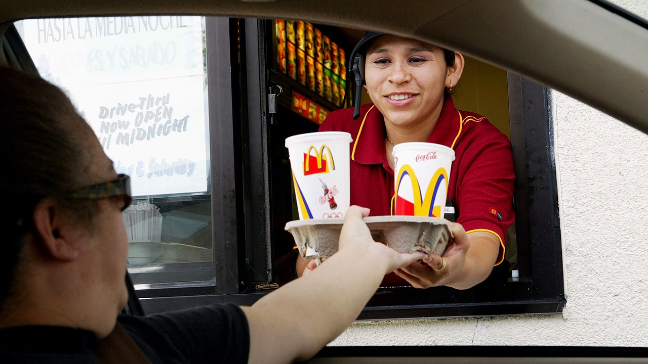 McDonald's zníži ceny kombinovaných jedál, aby si opäť získal zákazníkov, ktorí si dávajú pozor na rozpočet.