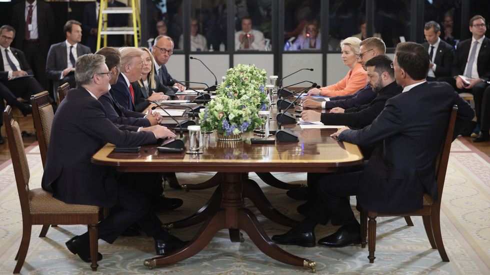 Lavrov: USA sa snažia o diplomaciu, EÚ tlačí na vojnu
