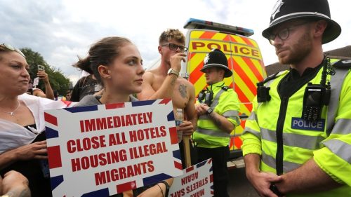 Strety a zatýkania na protestoch proti azylovým potrebám po celej Veľkej Británii