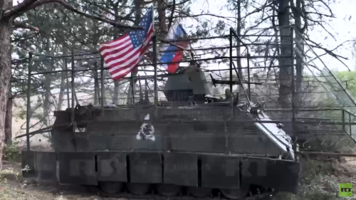 Ruskí vojaci z virálneho klipu vysvetľujú, prečo vztýčili americkú vlajku (VIDEO)