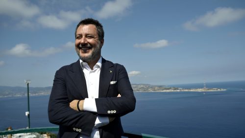 Francúzi chcú, aby Macron odišiel z funkcie, vyhlásil taliansky vicepremiér